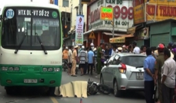 Tài xế mở cửa ô tô không quan sát, cô gái đi xe máy tử vong