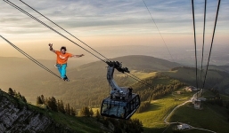 Người đàn ông thách thức tử thần với màn đi thăng bằng trên dây cáp treo