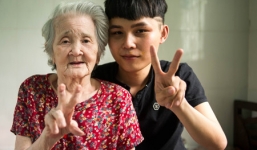 Clip xưng hô chị em với cháu trai cực yêu của bà ngoại 'xì tin'