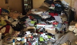 Căn nhà 'rác cao hơn đầu' khiến nhiều người bị sốc