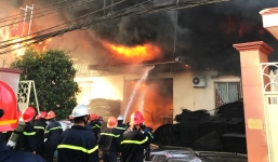 Cháy lớn tại công ty sản xuất giày da ở Sài Gòn, di dời khẩn cấp 10 hộ dân