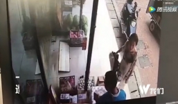 Đến muộn 5 phút, nhân viên chuyển phát bị đánh đến nội thương