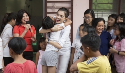  Á hậu Lệ Hằng tận tình nấu ăn cho trẻ em nhiễm HIV