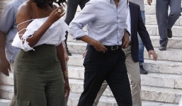 Mặc áo hở vai, phu nhân cựu tổng thống Michelle Obama bị chỉ trích