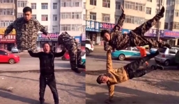 Lật tẩy trò ảo thuật phân thân trên phố khiến nhiều người kinh ngạc 