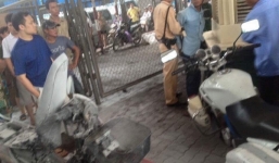 Người vi phạm đốt xe máy ngay tại bốt CSGT ở Hà Nội