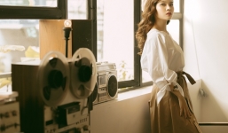 Ngắm vẻ đẹp 'vạn người mê' của Giang Hồng Ngọc khi hóa quý cô thập niên 70