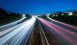 Bà lão nhảy lầu tự tử vô tình làm tài xế ô tô tử vong