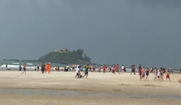 Bị sét đánh nguy kịch khi đang chụp hình dạo trên bãi biển