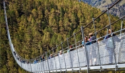 Choáng ngợp với khung cảnh thiên nhiên nhìn từ cây cầu dài nhất thế giới tại Thụy Sỹ