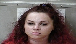 Cô dâu bất ngờ chĩa súng vào đầu chú rể trong ngày cưới