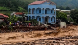Tòa nhà cao tầng đổ sập trong trận lũ quét lớn nhất 70 năm qua ở Sơn La 