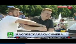 Phóng viên truyền hình bị đánh ngay khi đang lên sóng trực tiếp