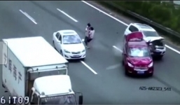 Cặp vợ chồng bế con qua đường vô tình gây ra tai nạn liên hoàn