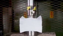 Xem máy ép thủy lực công phá 1.500 tờ giấy xếp chồng