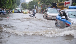 Người Hà Nội 'ngụp lặn' trên phố sau trận mưa lớn