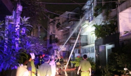 Hỏa hoạn lúc nửa đêm, 7 người lao ra từ biển lửa