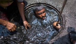 Làm nghề 'thấp kém trong xã hội', ông bố phải che giấu gia đình để con không bị xấu hổ