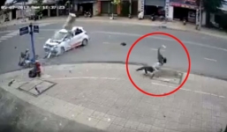 Xe máy nát vụn, người văng xa hàng chục mét sau cú đâm taxi