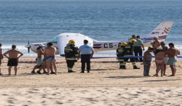 Hy hữu, nằm tắm nắng trên bãi biển 2 người tử vong vì bị máy bay đụng phải