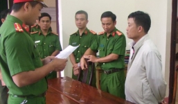 Bắt tạm giam nguyên trưởng phòng có 3 khẩu súng và 2 mã tấu trong nhà