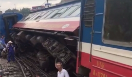 Hà Nội: Tàu hỏa chở hơn 100 người bị trật bánh