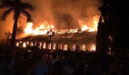 Nam Định: Nhà  thờ cổ 130 tuổi cháy dữ dội trong đêm