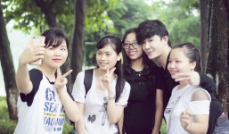 Nathan Lee bị fan nữ vây kín tại bờ hồ Hà Nội