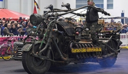 'Quái vật' mô tô mang động cơ xe tăng đại náo đường phố