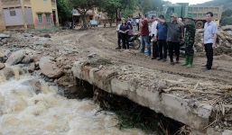Bộ trưởng Trương Minh Tuấn thị sát, trao quà cứu trợ người dân Yên Bái