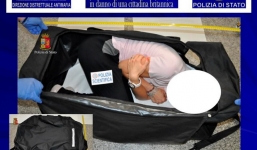 Người mẫu Anh bị bắt cóc và bán trên web 'đen' tại Italy