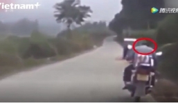 Người đàn ông đang đi xe máy bị hòn đá 3kg bay vào đầu