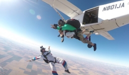 Rơi từ độ cao gần 4.000 mét, du khách và hướng dẫn viên nhảy dù thiệt mạng