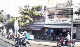 Thanh niên đứng thẳng trên yên xe máy phóng tốc độ cao giữa phố đông người