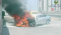 Ô tô bốc cháy ngùn ngụt vì trời nắng nóng