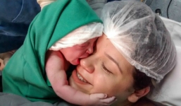 Xúc động bé gái vừa chào đời đã biết ôm hôn mẹ