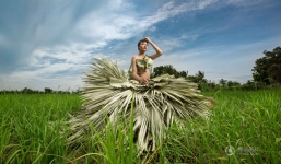 Cô gái chuyển giới Thái Lan thu hút cư dân mạng với những bộ trang phục độc đáo từ cỏ cây hoa lá