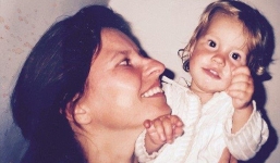 Từ chối hóa trị cho con gái mới sinh bị ung thư, người mẹ hạnh phúc khi nhận được cái kết