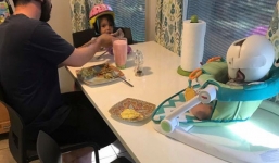 Sự thật về gia đình 'kỳ quái' luôn đội mũ bảo hiểm dù ở trong nhà