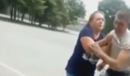 Giật điện thoại của cô gái, tên cướp không ngờ bị nạn nhân tát liên tiếp