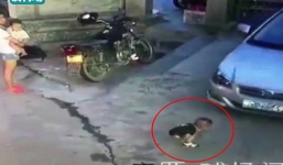 Bà mẹ trẻ lạnh lùng đứng nhìn bé trai bị ô tô chèn qua người