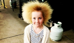 Bé gái có mái tóc dựng ngược không thể chải nổi khiến nhiều người bật cười