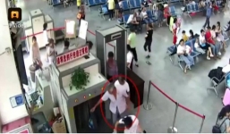 Giật mình phát hiện người mang theo 2 cánh tay lên xe buýt