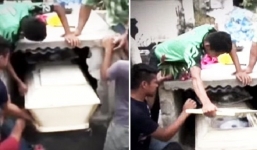 Phát hiện sự thật khủng khiếp khi nghe tiếng hét, đập trong quan tài