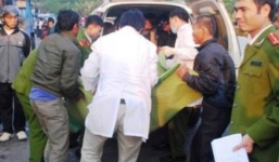 Xe tải mất lái đâm vào cột điện, 4 người thương vong