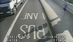 Truy tìm kẻ thản nhiên xô người phụ nữ vào đầu xe buýt