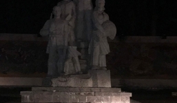 Tượng đài chiến thắng đổ sập giữa quảng trường, một cháu bé bị thương