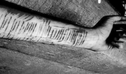 Hà Nội: Nữ sinh tự cắt tay mình vì không được đi du học