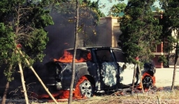 Xe Mazda bốc cháy dữ dội khi đỗ bên đường