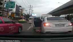 Clip bé gái rơi ra khỏi chiếc xe đang di chuyển